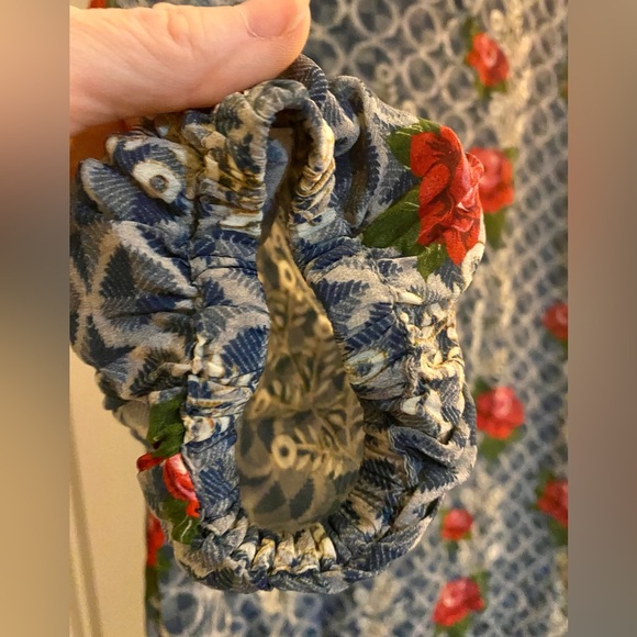 BENARES Lovely blue blouse with red flowers and detail piping. - Picture 5 of 5